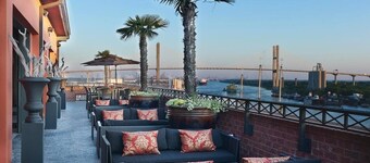 Luxe Private Getaway Near Downtown Savannah!