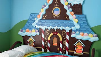 3 bedrooms, desk, iron/ironing board, travel crib