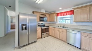 Coffee/tea maker, fridge, microwave, oven - Relaxing Cottage Near Fishhawk (Lithia)