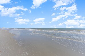 A beach with a clear sky and waves. - Oceanfront Sands Beach Club #724 | Shore Dr Myrtle Beach | Renovated | 2 BR (Myrtle Beach)