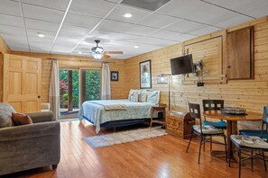 5 bedrooms, iron/ironing board, Internet, bed sheets - Copper Canyon - Luxury Lodge located on Private Lake (Cleveland)