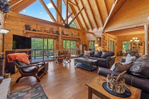 Een televisie en een open haard