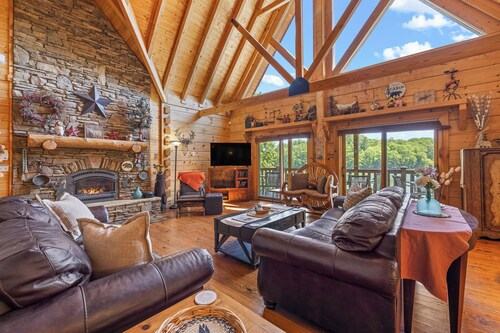 Copper Canyon - Luxury Lodge located on Private Lake