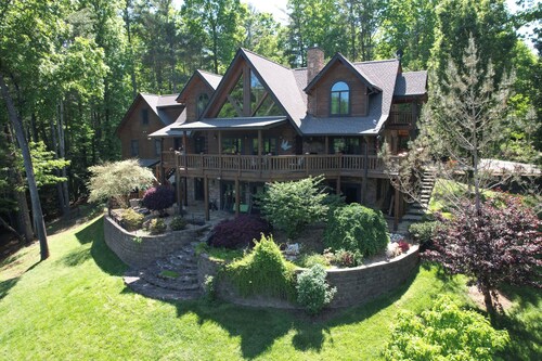 Copper Canyon - Luxury Lodge located on Private Lake