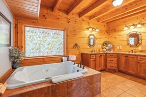 Combined shower/bathtub, hair dryer, towels - Copper Canyon - Luxury Lodge located on Private Lake (Cleveland)