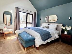 4 bedrooms, iron/ironing board, free WiFi, bed sheets