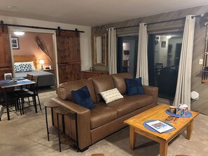 تلفزيون ذكي، مدفأة، مشغل دي في دي، كُتُب