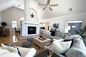 スマートテレビ、暖炉、テレビゲーム、テーブルサッカー台