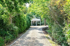 Property grounds - Walk to Beach/Ferry/Downtown - Quiet w/Hot Tub! Get 50% off Island Ferry Tickets (Hyannis)
