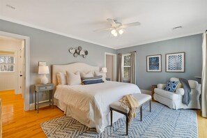 5 bedrooms, desk, iron/ironing board, free WiFi - Walk to Beach/Ferry/Downtown - Quiet w/Hot Tub! Get 50% off Island Ferry Tickets (Hyannis)