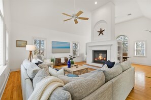 Smart TV, fireplace, video games, table football - Walk to Beach/Ferry/Downtown - Quiet w/Hot Tub! Get 50% off Island Ferry Tickets (Hyannis)