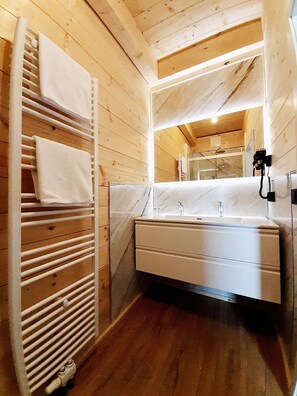 Shower, towels - Alpenchalet Nassfeld (Hermagor-Pressegger See)