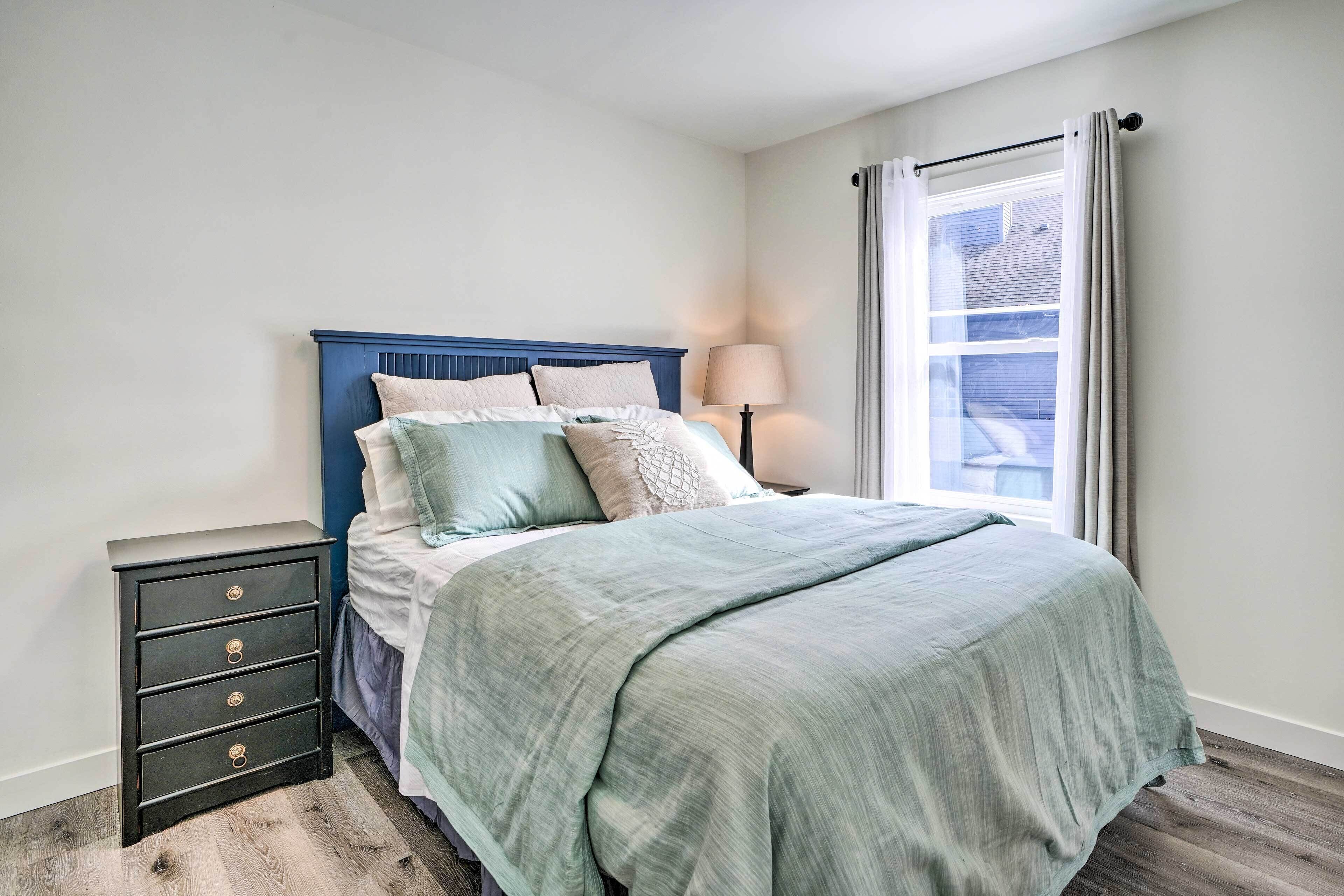 Cozy Plymouth Cottage w/ Medicine Lake View!