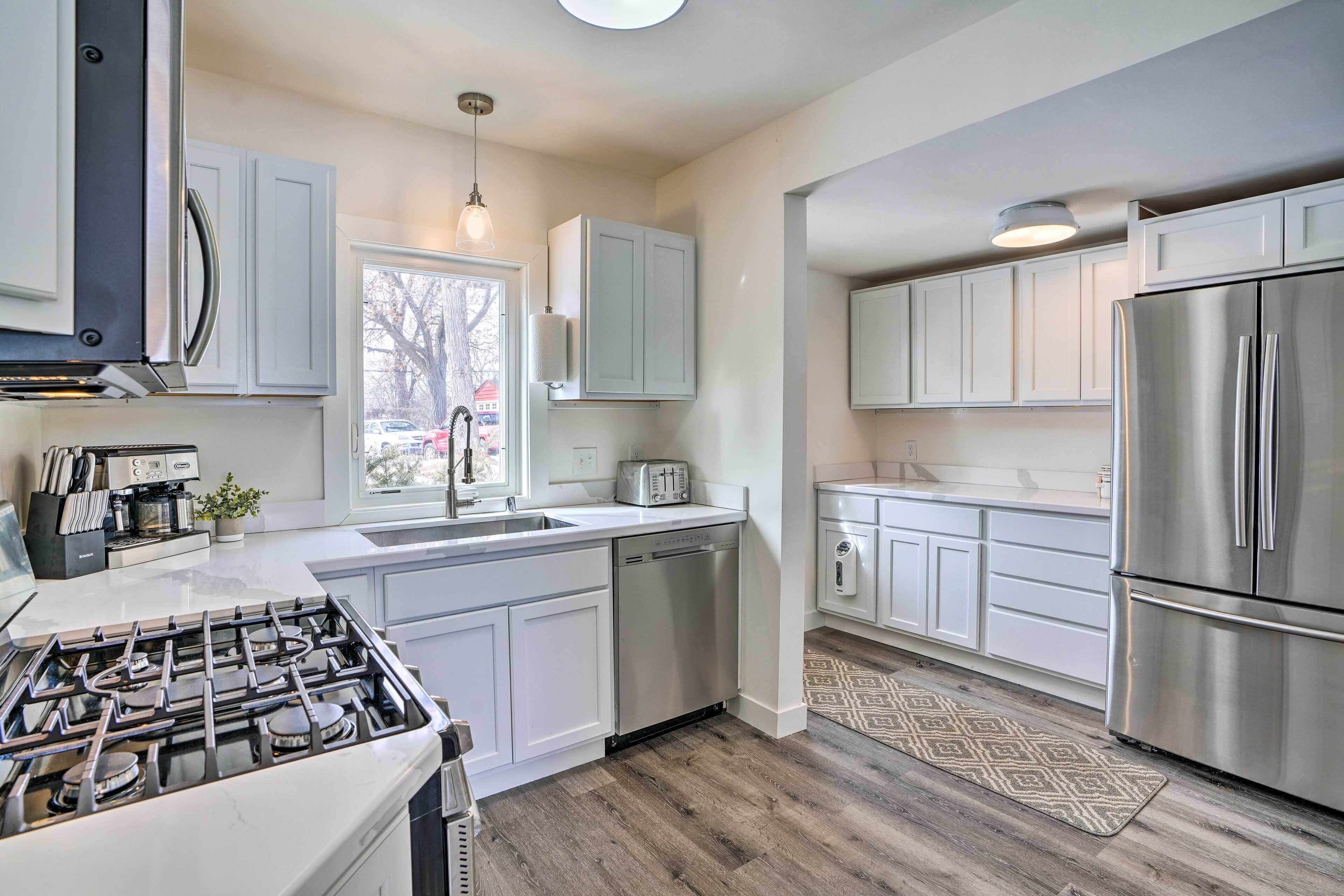 Fridge, microwave, stovetop, dishwasher