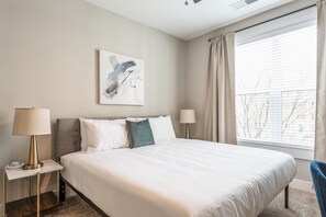 Apartamento standard, 1 cama King e sofá-cama (Self Check-in with Virtual Front Desk) | Camas com colchões de espuma com sistema de memória