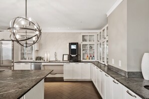 Full-sized fridge, microwave, oven, stovetop