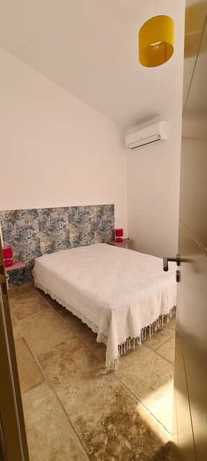 2 habitaciones, tabla de planchar con plancha y cuna de viaje