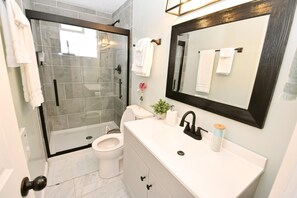 Badewanne, Haartrockner, Handtücher, Seife
