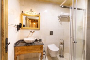 Douche hydromassante, sèche-cheveux, chaussons, serviettes fournies