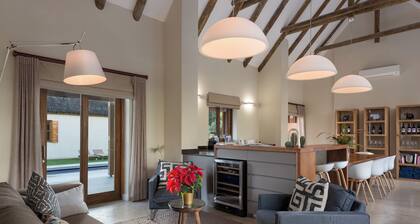 Villa in the vineyards. Close to Somerset West Cape Town. Great for families!