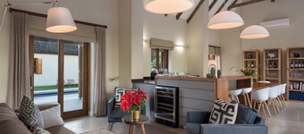 Villa in the vineyards. Close to Somerset West Cape Town. Great for families!