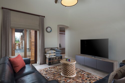 Villa in the vineyards. Close to Somerset West Cape Town. Great for families!