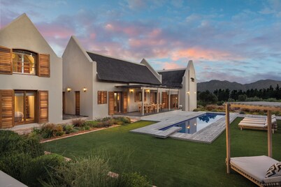 Villa in the vineyards. Close to Somerset West Cape Town. Great for families!