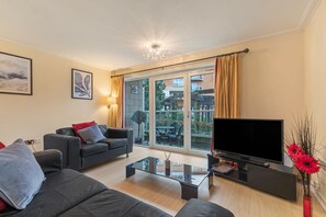 Living area - Cardiff Bay Apartment (Cardiff)