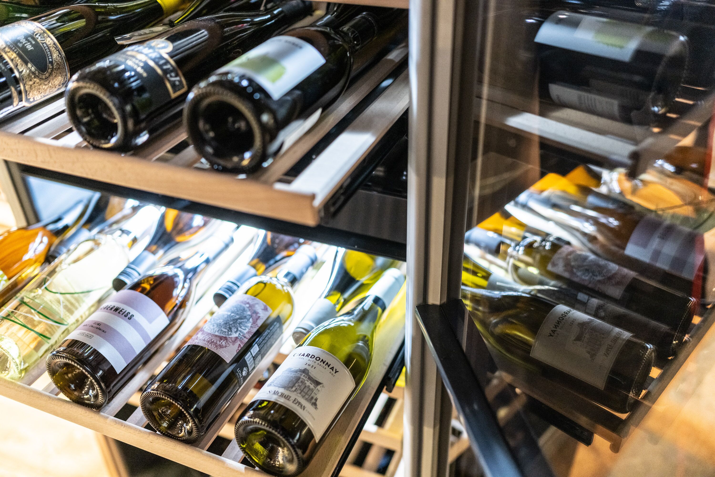 Ein Weinkühlschrank mit verschiedenen Weinflaschen.
