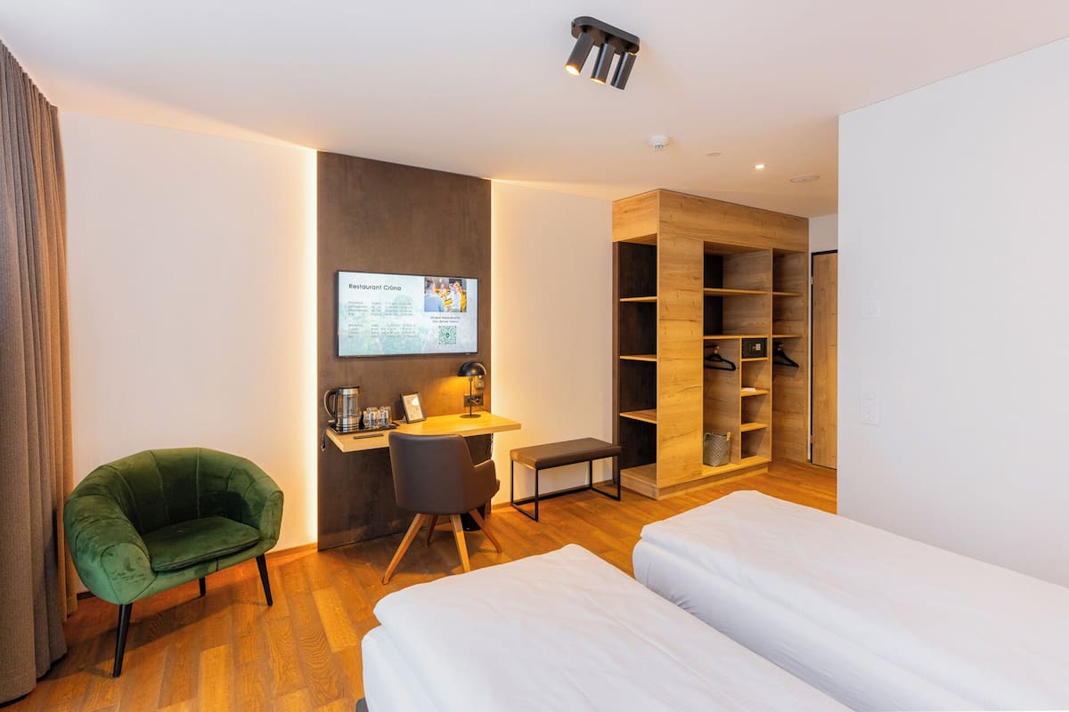 Double Room Accessible with Balcony | デスク、WiFi (無料)、客室ごとに異なる装飾、ベッドシーツ