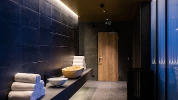 Sauna, hot tub, steam room