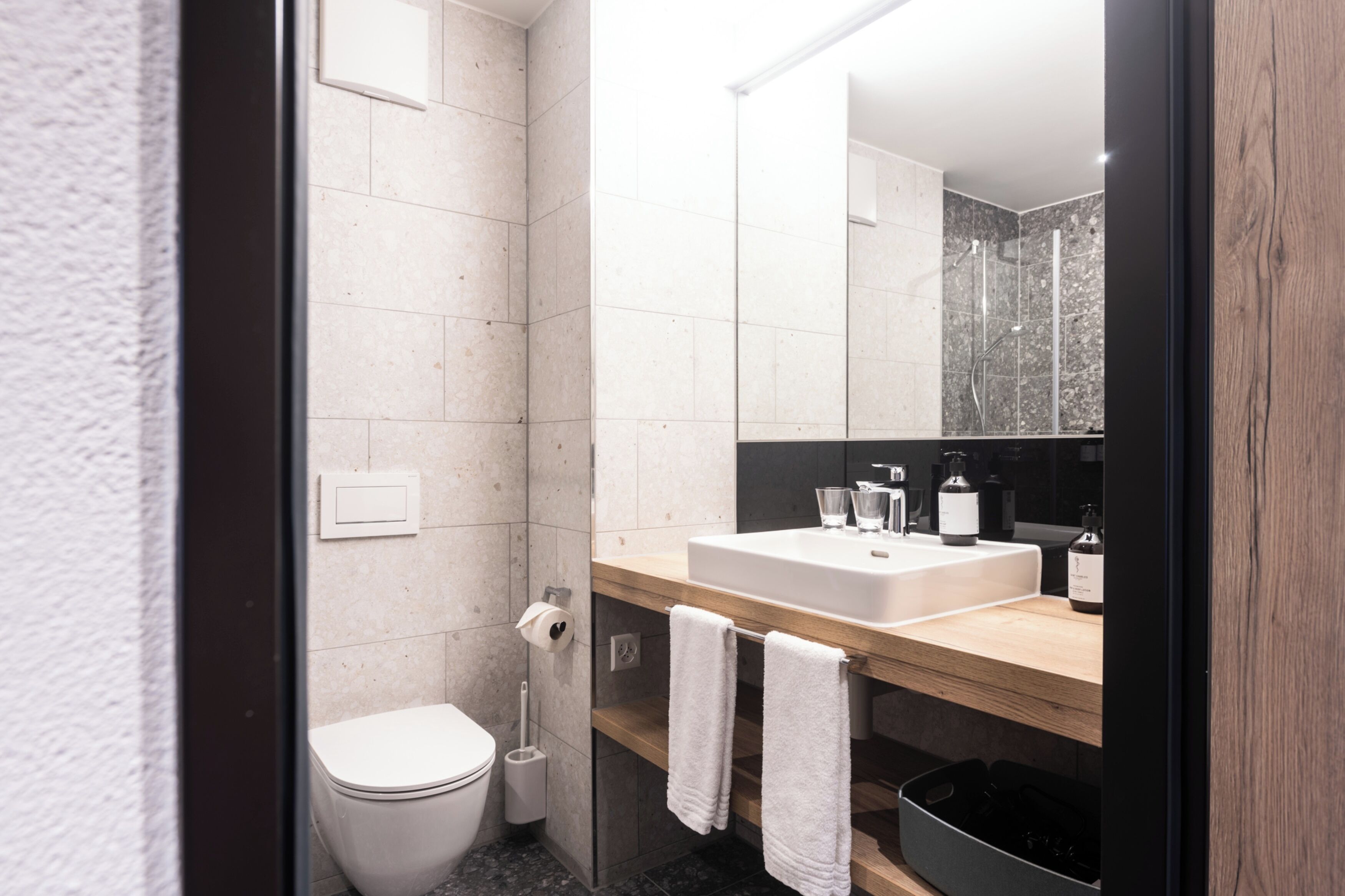 Un bagno moderno con un water, un lavandino e una doccia.