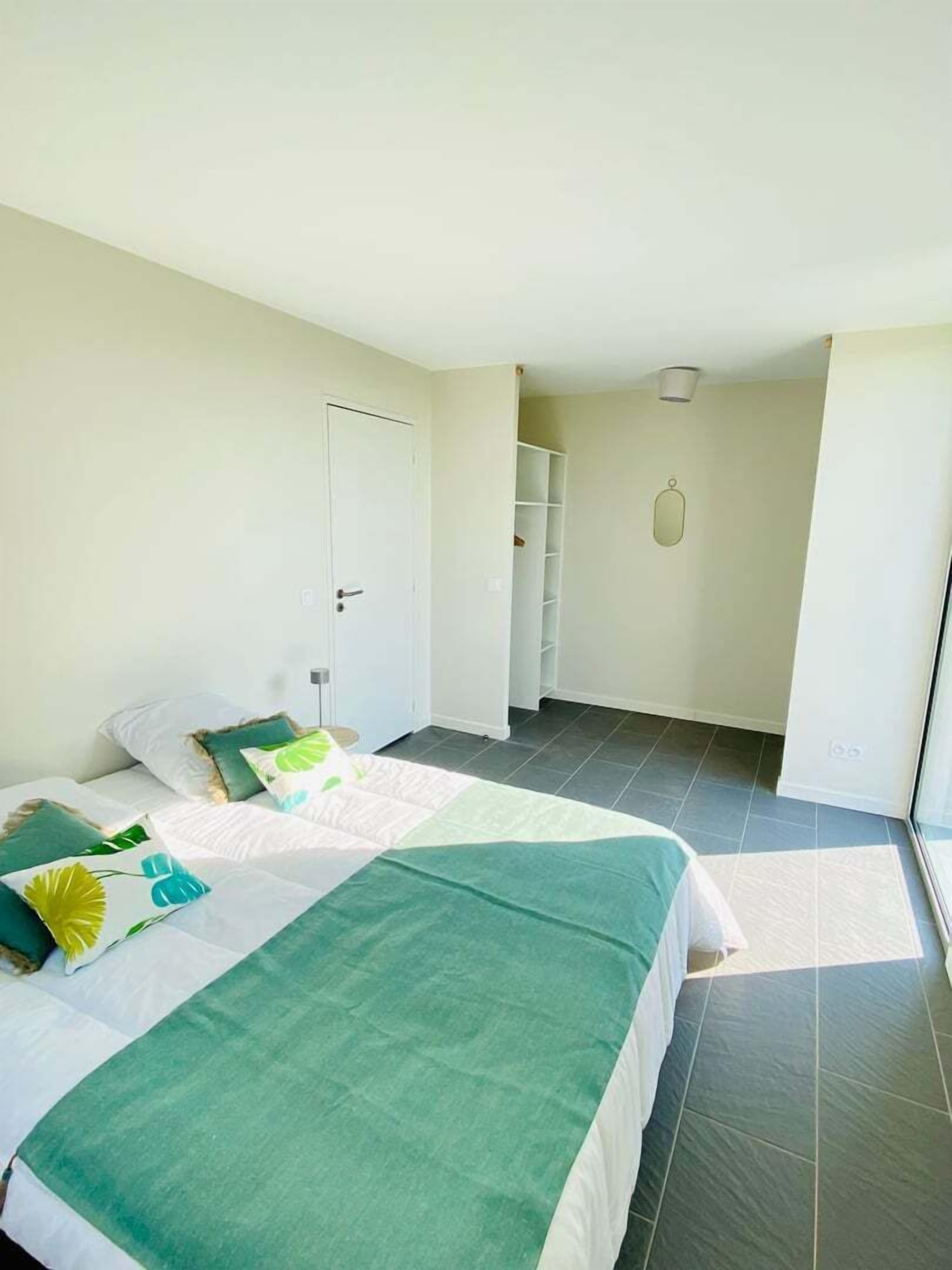 2 slaapkamers, een strijkplank/strijkijzer, internet, beddengoed