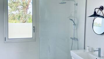 Douche, sĂšche-cheveux, serviettes fournies