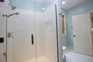 Combined shower/tub, hair dryer, towels