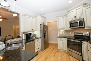 Kjøleskap, mikrobølgeovn, ovn og kokeplater