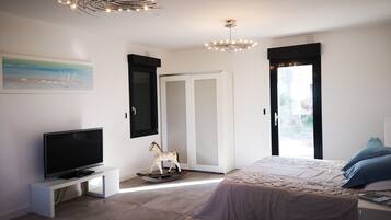 4 bedrooms, desk, iron/ironing board, free WiFi