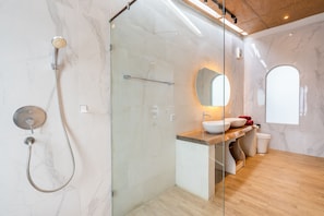 Combined shower/tub, hair dryer, towels, soap - Luxury Villa Belvedere Bali in Seminyak (Bali)