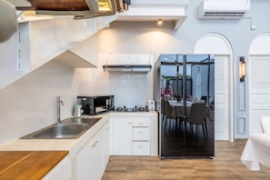 Refrigerador, horno, tetera eléctrica y tostadora 