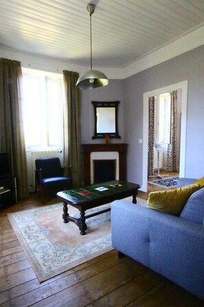 Smart-TV, Kamin, DVD-Player, Tischfußball