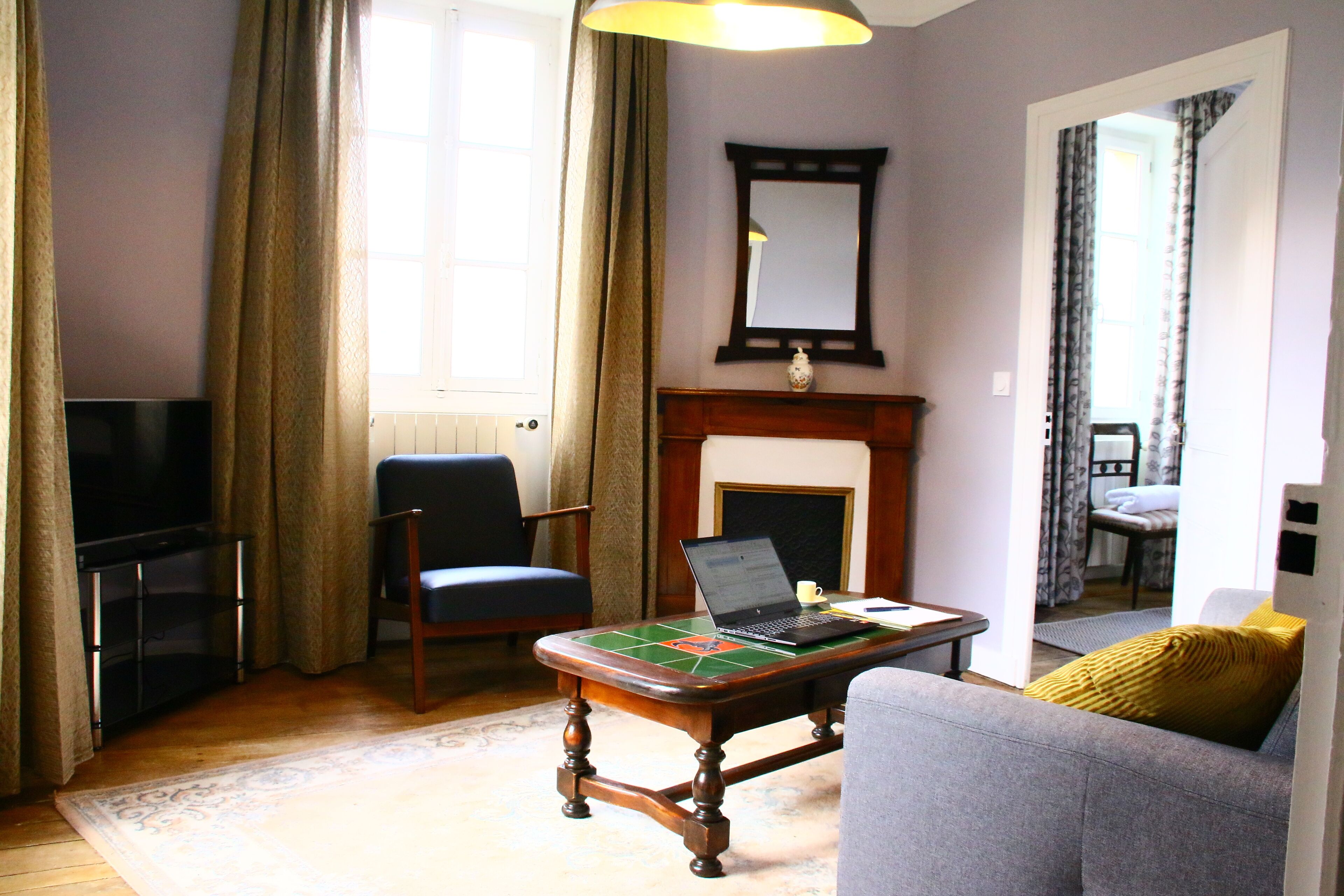 智能電視、壁爐、DVD 播放機、足球機