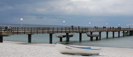 在海灘附近