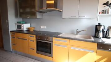 Køleskab, mikrobølgeovn, ovn, kogeplade