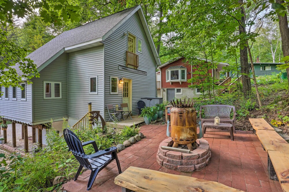Quaint Plymouth Cabin - 1 Mi to Road America!