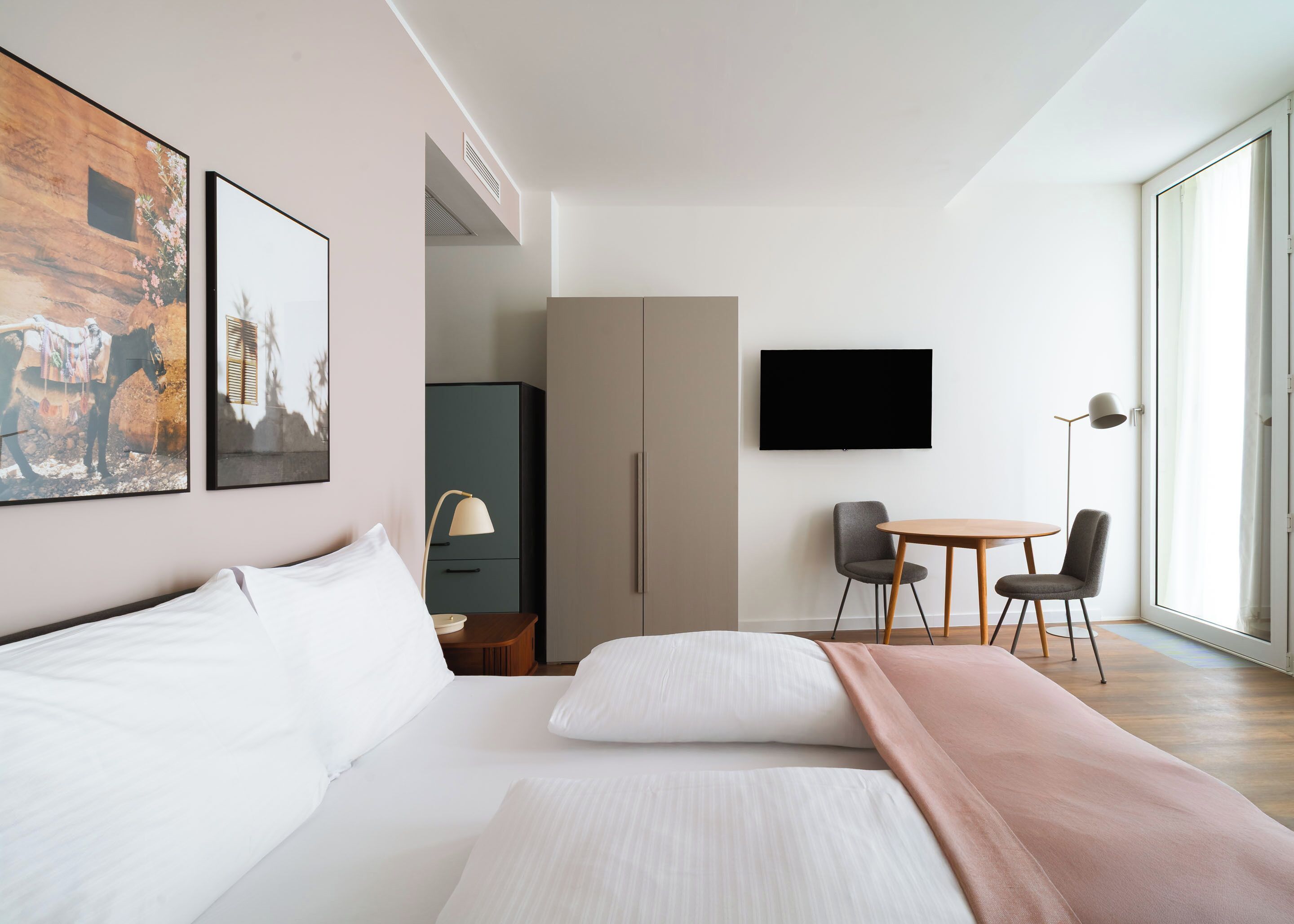 Suite - wheelchair accessible | 1 soverom, individuelt dekorert, individuelt innredet og skrivebord