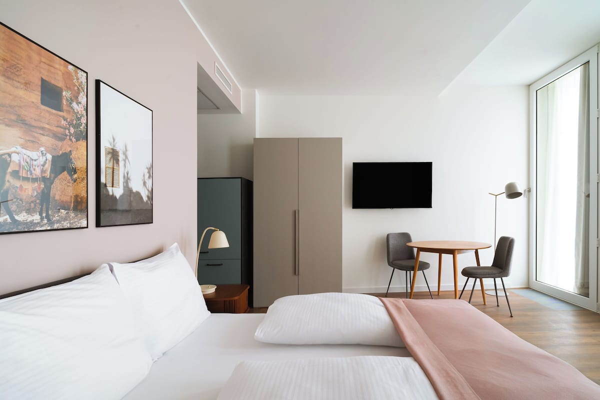 Suite - wheelchair accessible | 1 soverom, individuelt dekorert, individuelt innredet og skrivebord