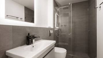 Suite | Badezimmer | Kostenlose Toilettenartikel, Haartrockner, Handtücher, Seife