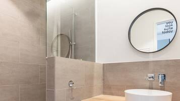 Suite M | Bathroom | Free toiletries, hair dryer, towels