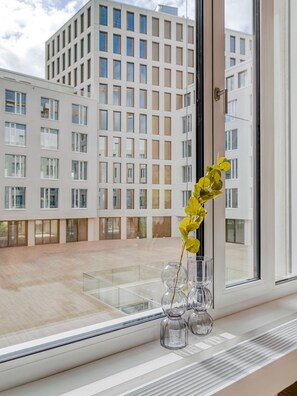Comfort Suite | Living area | 50-inch Smart TV with cable channels, TV - Limehome Berlin Müllerstraße (Berlin)
