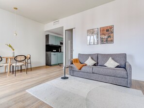 Comfort Suite with sofa bed | Wohnbereich | 50-Zoll-Smart-TV mit Kabelempfang, Fernseher